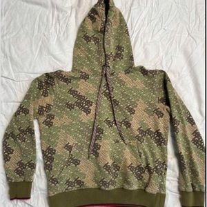Burberry lightly used hoodie, comfy ,cotton, looks sharp, makes the look
